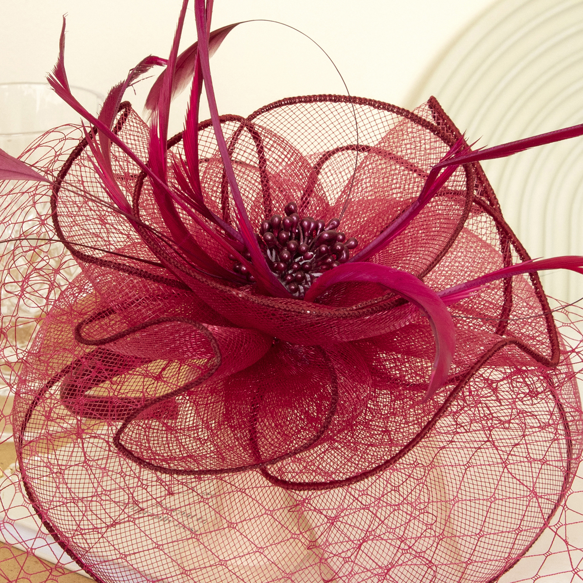 New black petal-shaped horse racing festival headwear from Europe and America, British-style hair accessory, Korean-style hairpin, catwalk style fine cloth feather top hat Item Picture