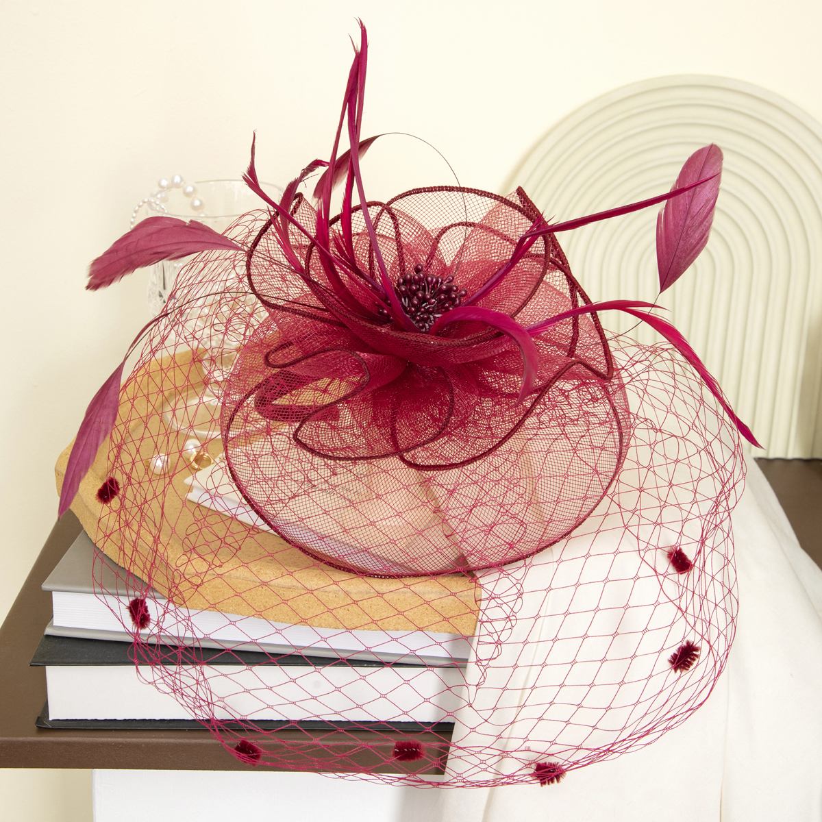 New black petal-shaped horse racing festival headwear from Europe and America, British-style hair accessory, Korean-style hairpin, catwalk style fine cloth feather top hat Application Scenario